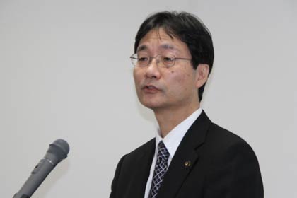 仕事納めの訓示を行う鈴木燕市長
