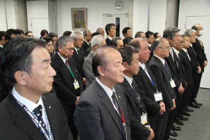 鈴木市長の訓示を聞く職員