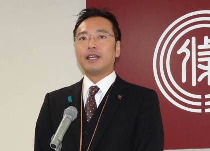 職員を前に年末のあいさつを行う国定三条市長