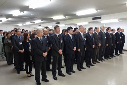国定市長のあいさつを聞く職員