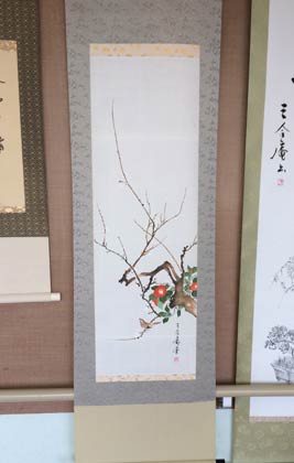 12月分をシリーズで描いた花鳥画のうちの1枚、1月の「梅椿に鶯図」