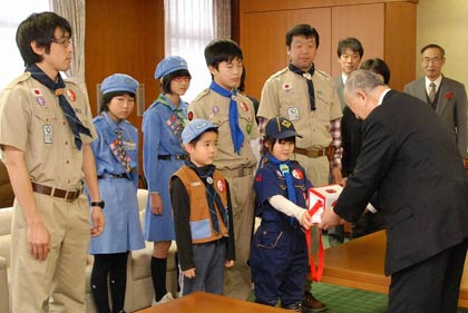 歳末たすけあい募金に合わせて2万5千円余りを寄付する日本ボーイスカウト加茂第1団とガールスカウト新潟第30団