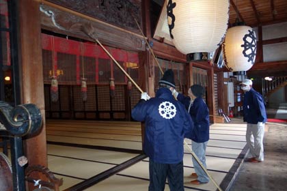 28日行われた本成寺のすす払い