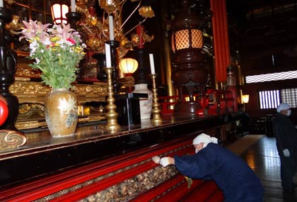  須弥檀の掃除
