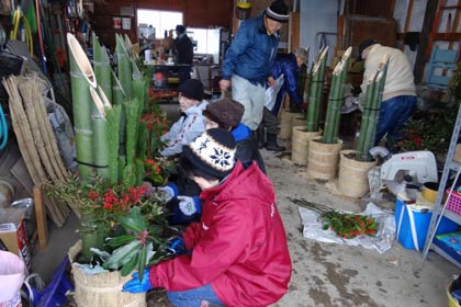 三条市総合福祉センターなどに寄付する門松を製作する西本成寺有志会