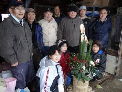 門松の製作を終わって西本成寺有志会のメンバー