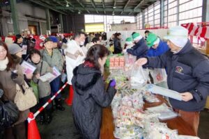 30日開かれたきむら食品の「うさぎもち☆感謝祭2013」、直売は行列のできる人気
