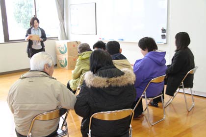燕市社会福祉協議会に集まって職員から配達の説明を聞く宅配ボランティア