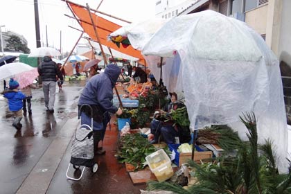 大みそかの31日朝、中央市場で開かれた歳末臨時市