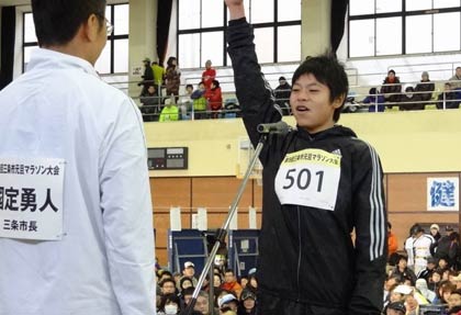 選手宣誓する本成寺中1年石塚琉太朗さん