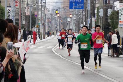 少しでもタイムを縮めようと必死にゴールを目指すアスリートたち
