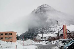 「しただブログ」に掲載された大みそかの31日の三条市下田地区のようす、雪景色でかすむ八木ヶ鼻