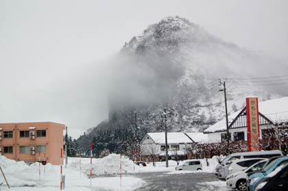「しただブログ」に掲載された大みそかの31日の三条市下田地区のようす、雪景色でかすむ八木ヶ鼻
