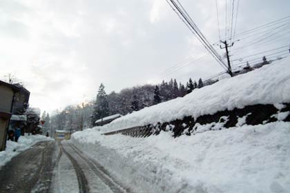道路に雪はあまりないが道路脇は雪の壁