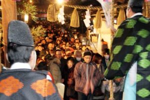 燕市・戸隠神社で午前0時とともに始まった除夜太鼓と社頭祓い