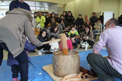 初開館日の2日、新潟市岩室観光施設「いわむろや」で行われた振る舞いもちつき