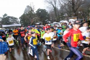 第35回加茂市元旦マラソン大会から開かれ、雨の加茂を小学生から一般の116人が走り初め