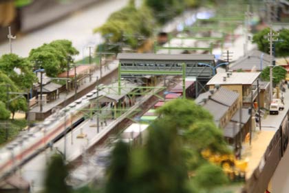 リアルな駅と周辺の建物ようす