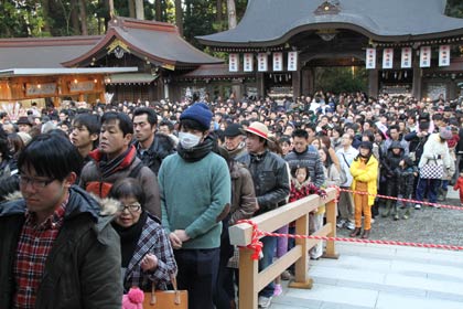 3日午後の弥彦神社の拝殿前