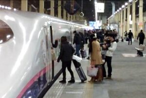 4日午後の燕三条駅上りホーム