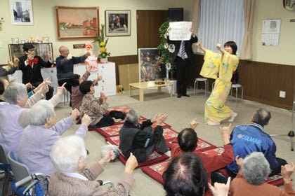 つばめの茶の間仲町で開かれた「新春笑・新春招・新春ショー」