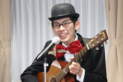  縁竹縄さんが懐メロをギターで弾き語り