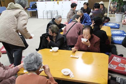 演芸のあとは汁粉をふるまう