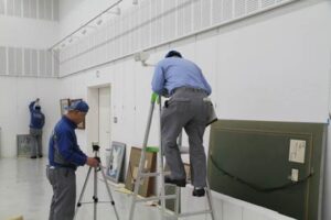11日から三条市名誉市民岩田正巳生誕120周年記念展「岩田正巳展が開かれる会場の三条東公民館で9日行われた展示作業