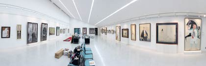  大作を中心に展示する三条東公民館の多目的ホール1