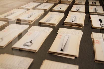 展示しているデザイン認定された洋食器とデザイン登録カード