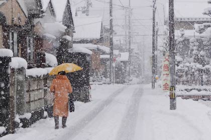 本格的な雪が降った11日朝の三条市