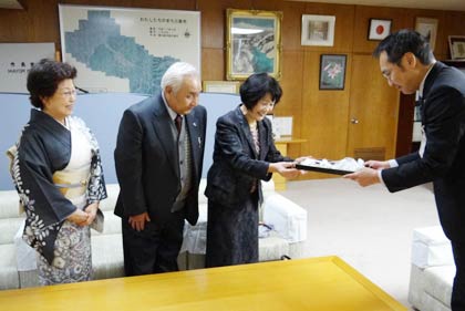 左から捧さん、東三条1、2丁目の幸田自治会長、相場さん、国定市長