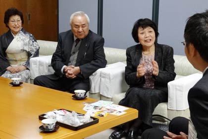 東三条駅周辺の活性化について国定市長に話す相場さん