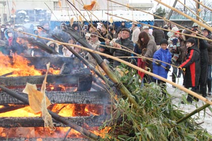 12日行われた燕市粟生津地区のコミュニティー組織「親栄会」の塞の神