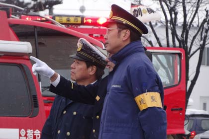 訓練を見守る国定市長
