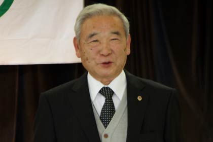 激励する燕市交通安全協会の柴山会長