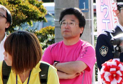  昨年10月14日に行われた三条市のゾーン30オープニングセレモニーのようすを見学する藪本氏