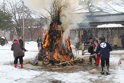 13日、金山神社で行われた塞の神