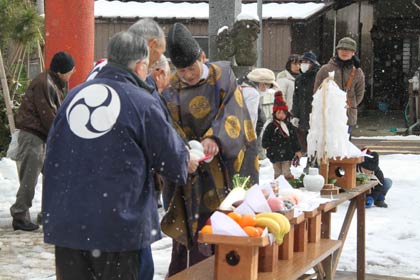 神事を行って御神酒をいただく