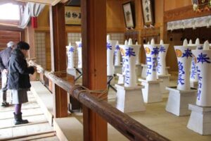 午後7時から献灯祭が行われる八幡宮、拝殿にはすでに大ろうそくが並ぶ