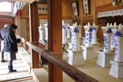 午後7時から献灯祭が行われる八幡宮、拝殿にはすでに大ろうそくが並ぶ