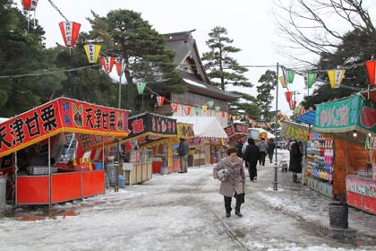 ＝境内には30近い露店