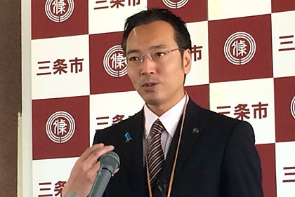  定例記者会見を行う国定三条市長