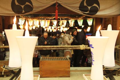  14日夜から三条市・八幡宮で行われた献灯祭