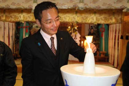 国定市長が皮切りにろうそくに点火