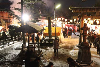 にぎわう八幡宮境内