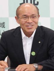 2013年7月5日に燕市で行われた災害時相互援助に関する協定の調印式での桜井氏