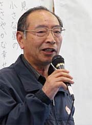 2011年5月6日、三条市の避難所を慰問した娘に同行して司会役を務めた渡辺氏