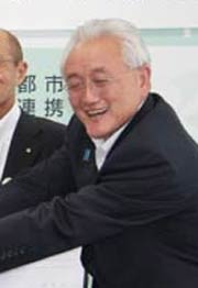 調印式に桜井氏とともに出席した横山氏