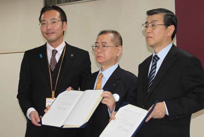 調印後の左から国定市長、パール金属の高波会長、高波社長